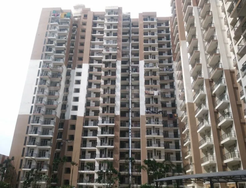 Gardenia Glory Sector 46 Noida internal road and landscaped green belt